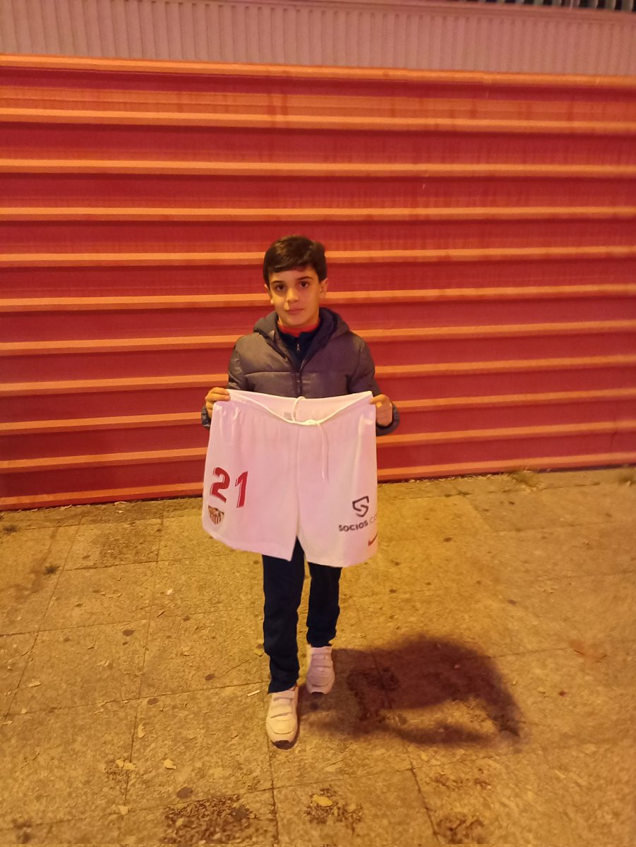 JOAQUINVENEGASS's tweet photo. Grande @olitorres10 , como futbolista ya sabíamos lo grande que eres pero hoy nos has demostrado lo grande que eres como persona, mi hijo nunca olvidara los valores que le has enseñado.
 OLIVER MAGO DEL BALÓN https://t.co/rhl2b2nUQ7