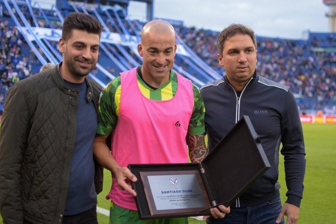 tomasescuderoo's tweet photo. Minuto 68’ y el momento que más se esperaba de este nuevo Torneo: el ingreso de Santiago Silva. Vuelve el Tanque tras 2 años de inactividad y 41 años. Una muestra de lucha y sacrificio total. A poner mucha garra por el delantero 🤩💚💛 https://t.co/kTx6bPBwIK