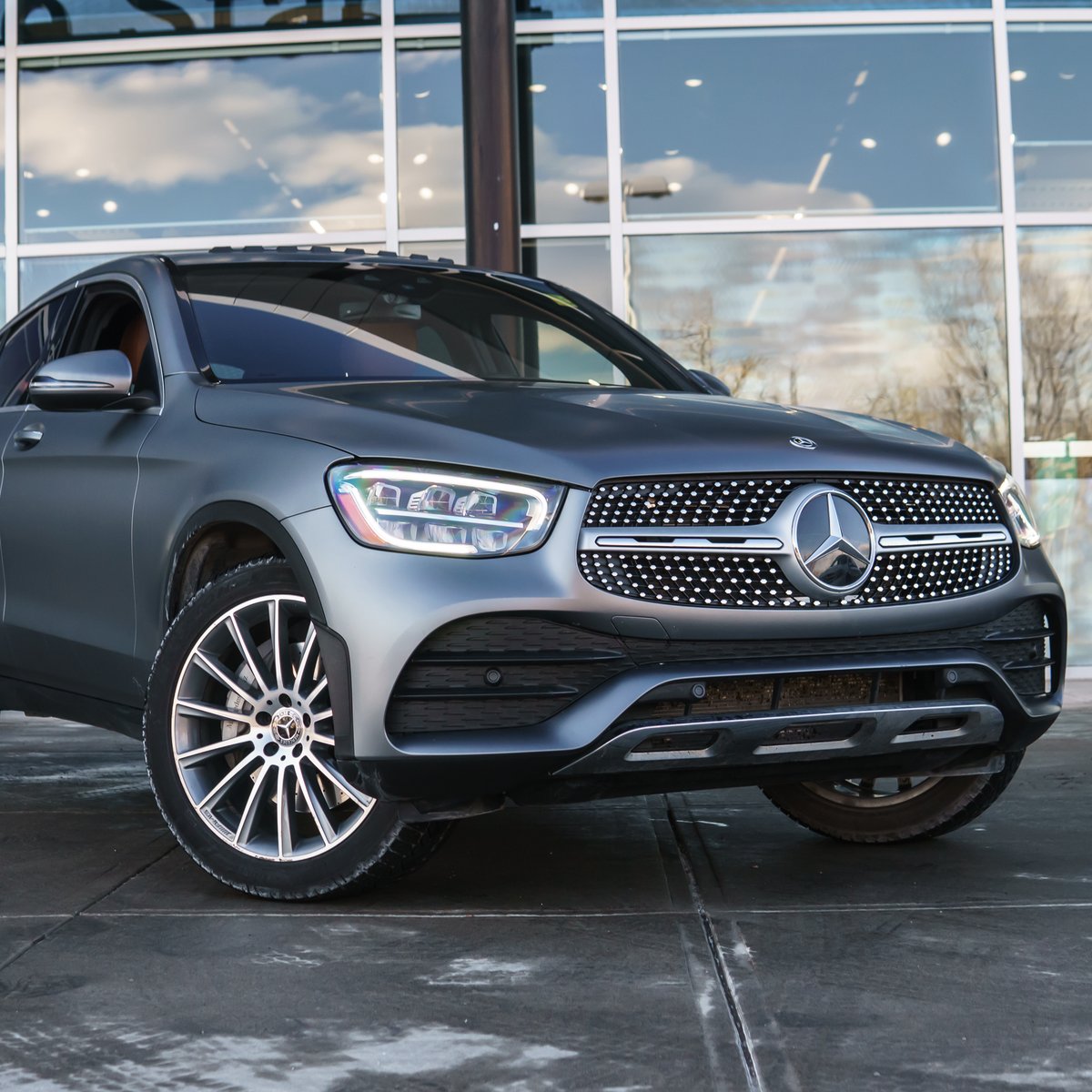 LoneStarBenz's tweet photo. I mean who doesn't love the Selenite Grey Magno paint color? Looks stunning on this GLC! 😍 #mercedesbenz #yyc #benz #glc #matte https://t.co/ruABbJtfzy