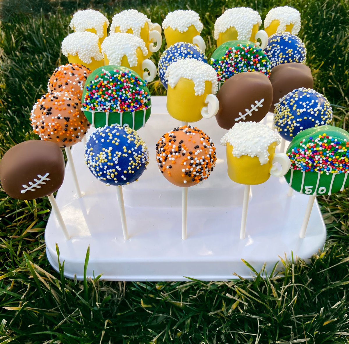 Daliascakepops's tweet photo. Super bowl Cakepops available to order for your partiessss this weekend 🏈🏟💙🧡 msg me to place an order! https://t.co/HlNQVnEco9