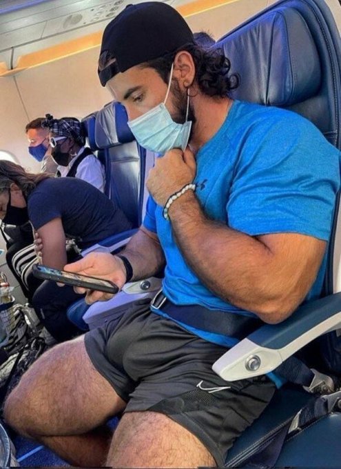 Imagine you take an intercontinental flight close to him! ?? 
RT if you want to taste his bulge! ??
