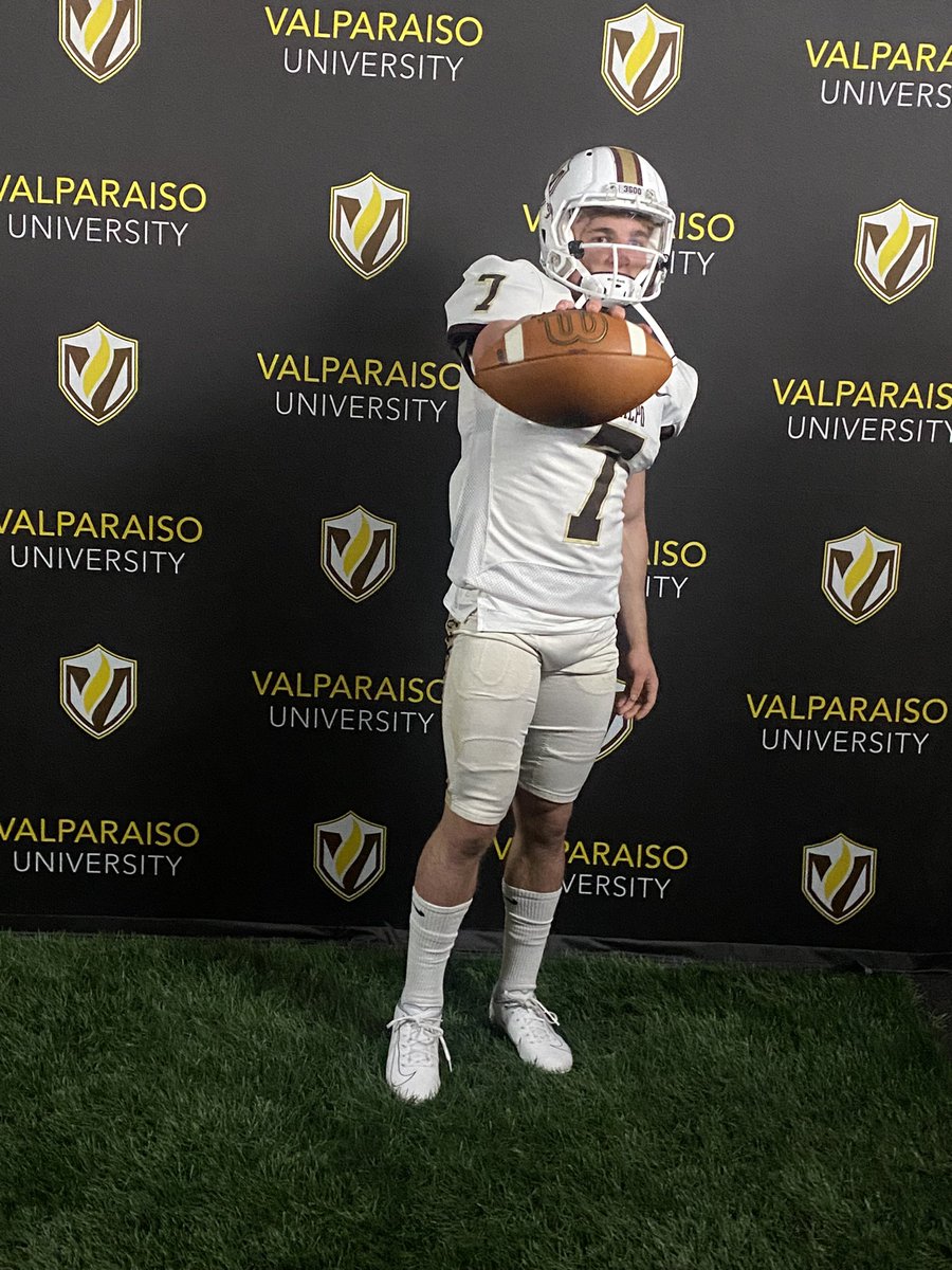hickey_grady's tweet photo. COMMITTED🟡🟤⚪️ @CoachLFox @ChapfootballAZ @valpoufootball https://t.co/fEKXjIE6Pl