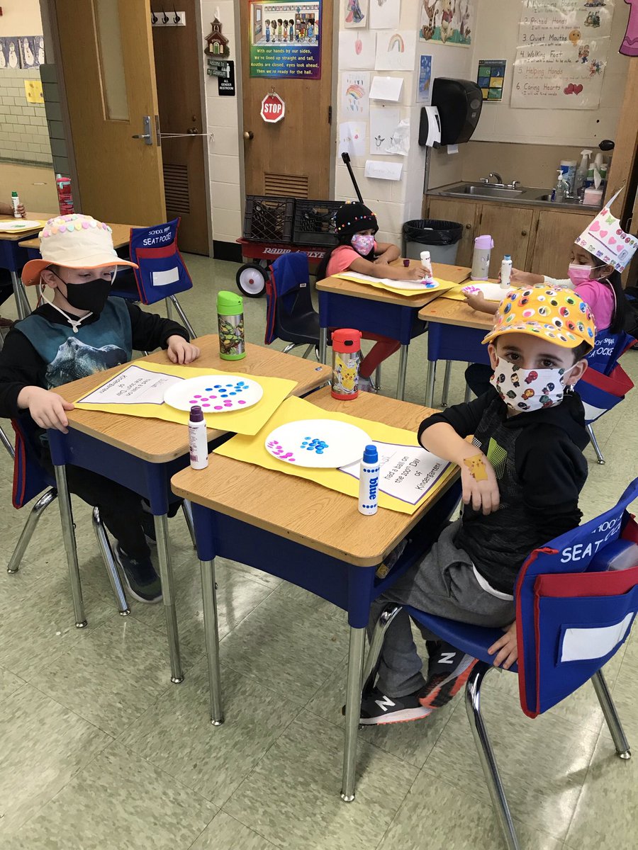 MrsPaolisStars's tweet photo. 100th day of school fun! https://t.co/Tfx8rXOlnS