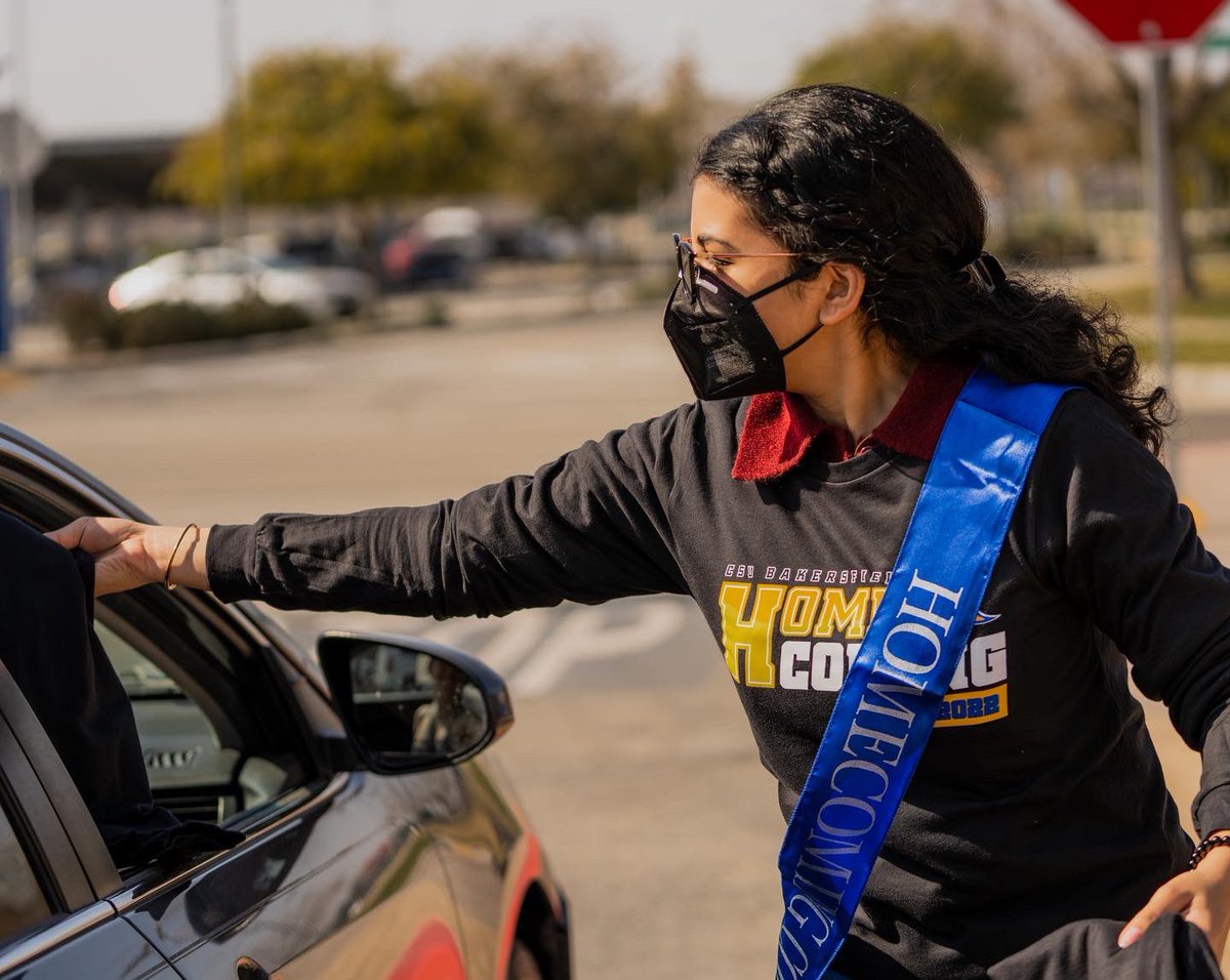 CSUBakersfield's tweet photo. #ThankYou @CSUBProgramming and @CSUBspirit for hosting today’s Drive-Thru Spirit Day! 💙💛🥳

Homecoming game:
@CSUB_MBB vs. CSU Northridge
Saturday, Feb. 12 at 7 p.m.
📍Icardo Center

⚠️ Please note safety protocols will be in place at the game 😷
#CSUBhomecoming #RunnerPride https://t.co/cgrn1GcG3R