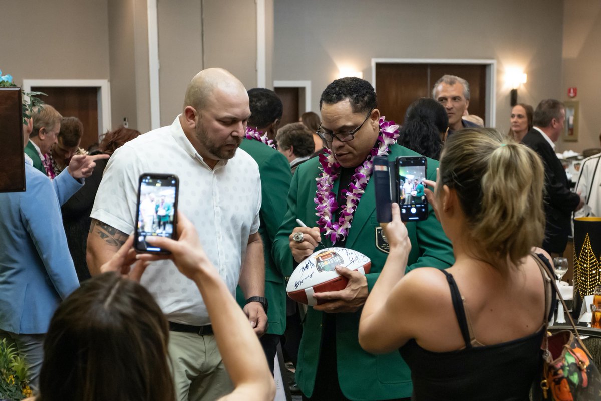 Hula_Bowl's tweet photo. 2022 Hula Bowl Hall of Fame Banquet
#hulabowl #florida #anthonymiller #Hawaii https://t.co/QpcLRtpRwP