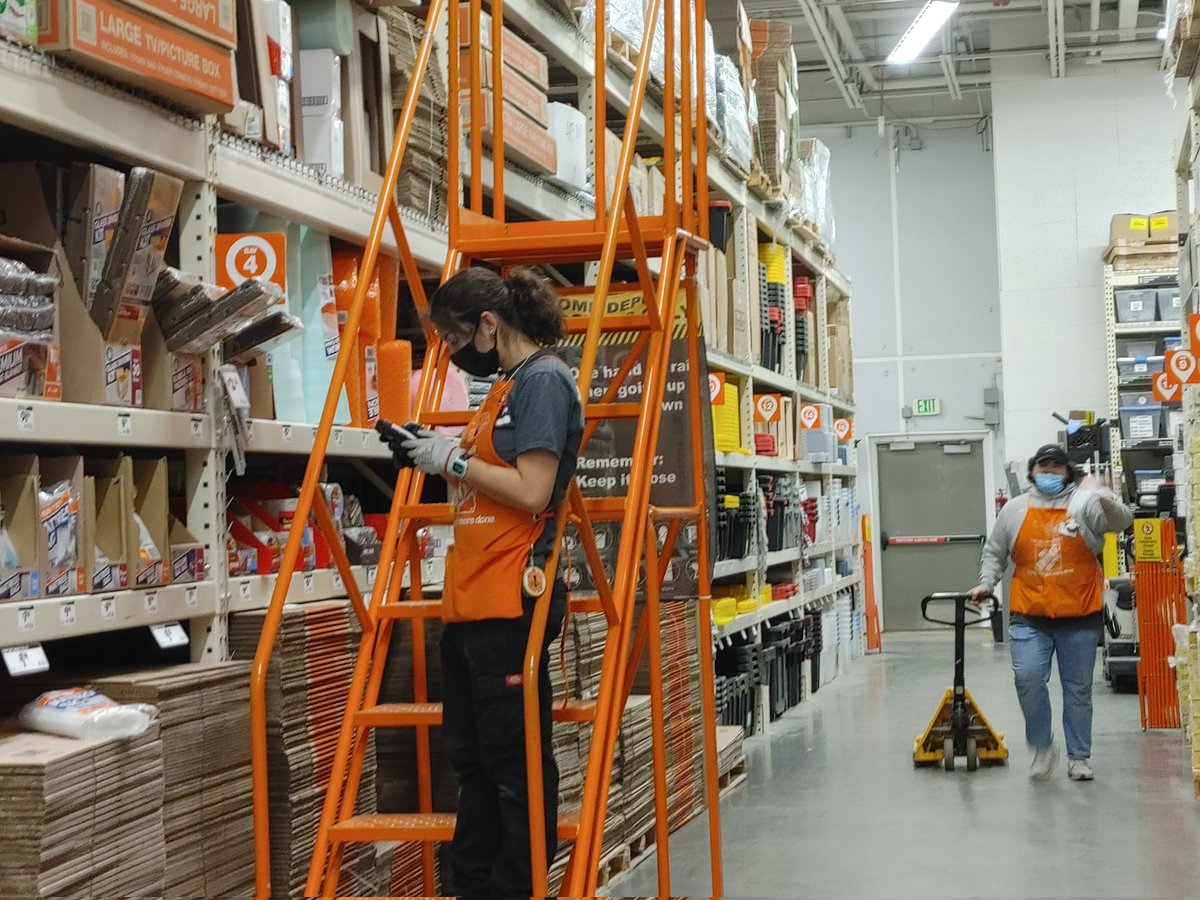 _bobbie_flores's tweet image. Pack it down &amp;amp; straighten it out. Thx Antonio and Aiyana #fabulous4421 #stopandstare #shelfavailability