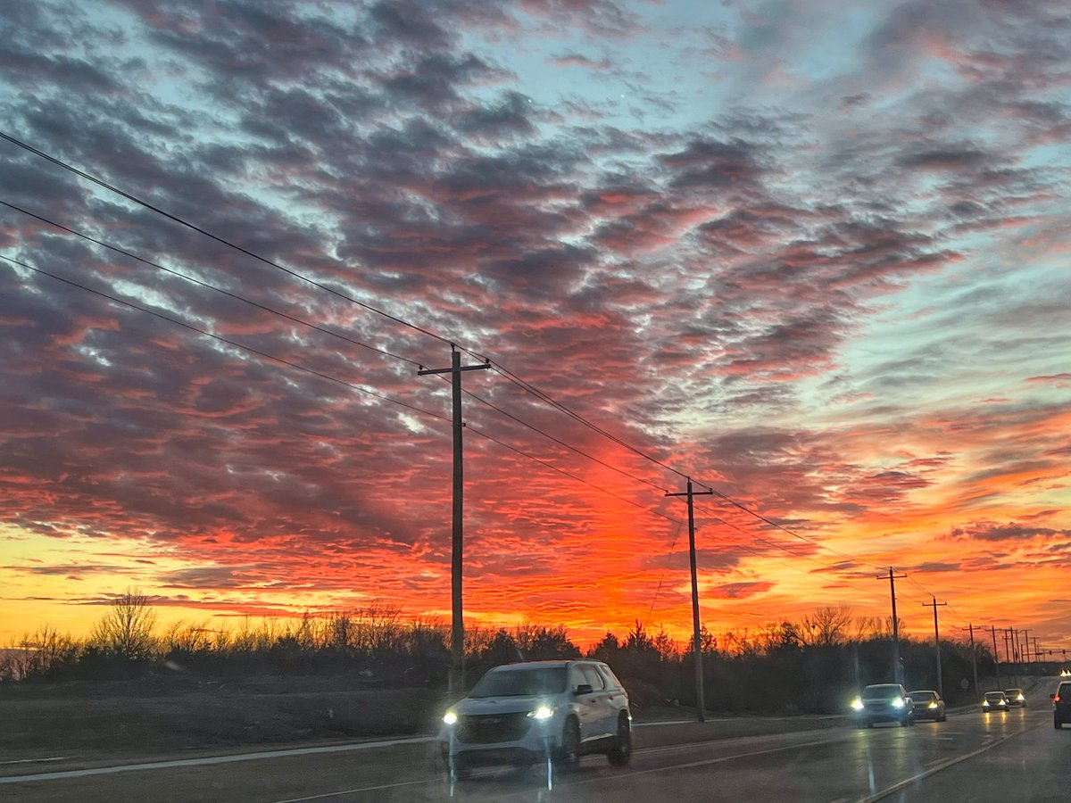 CarsonColvin's tweet photo. Nifty sunset in Tulsa tonight https://t.co/YzkAngdgR4