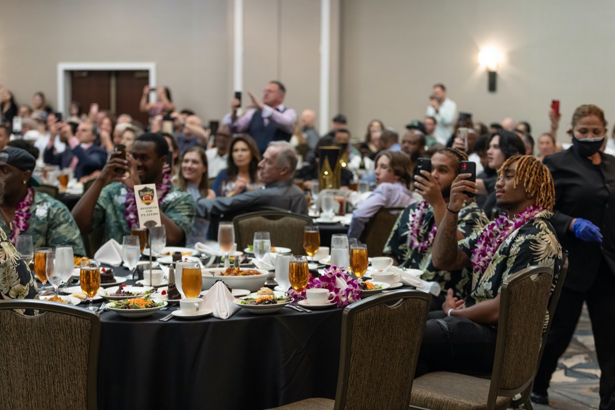Hula_Bowl's tweet photo. 2022 Hula Bowl Hall of Fame Banquet
#hulabowl #florida #anthonymiller #Hawaii https://t.co/QpcLRtpRwP