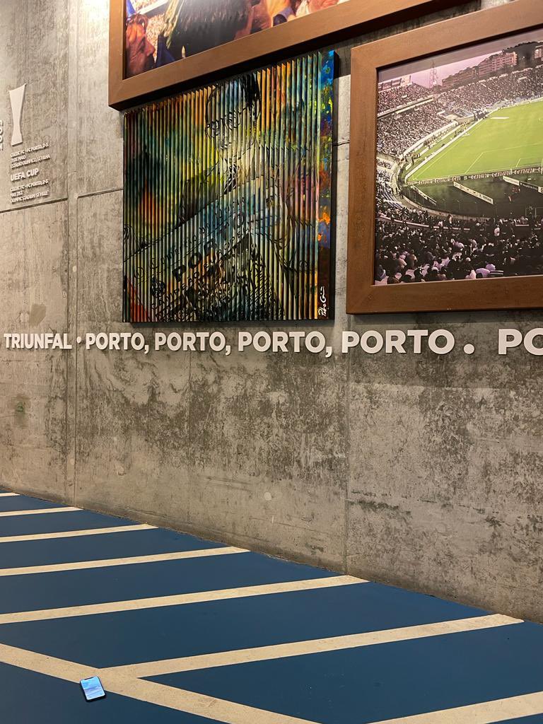 MediaPorto's tweet photo. Pinto da Costa, 40 anos a tirar a rede a Lisboa https://t.co/LzJYeJqVL9
