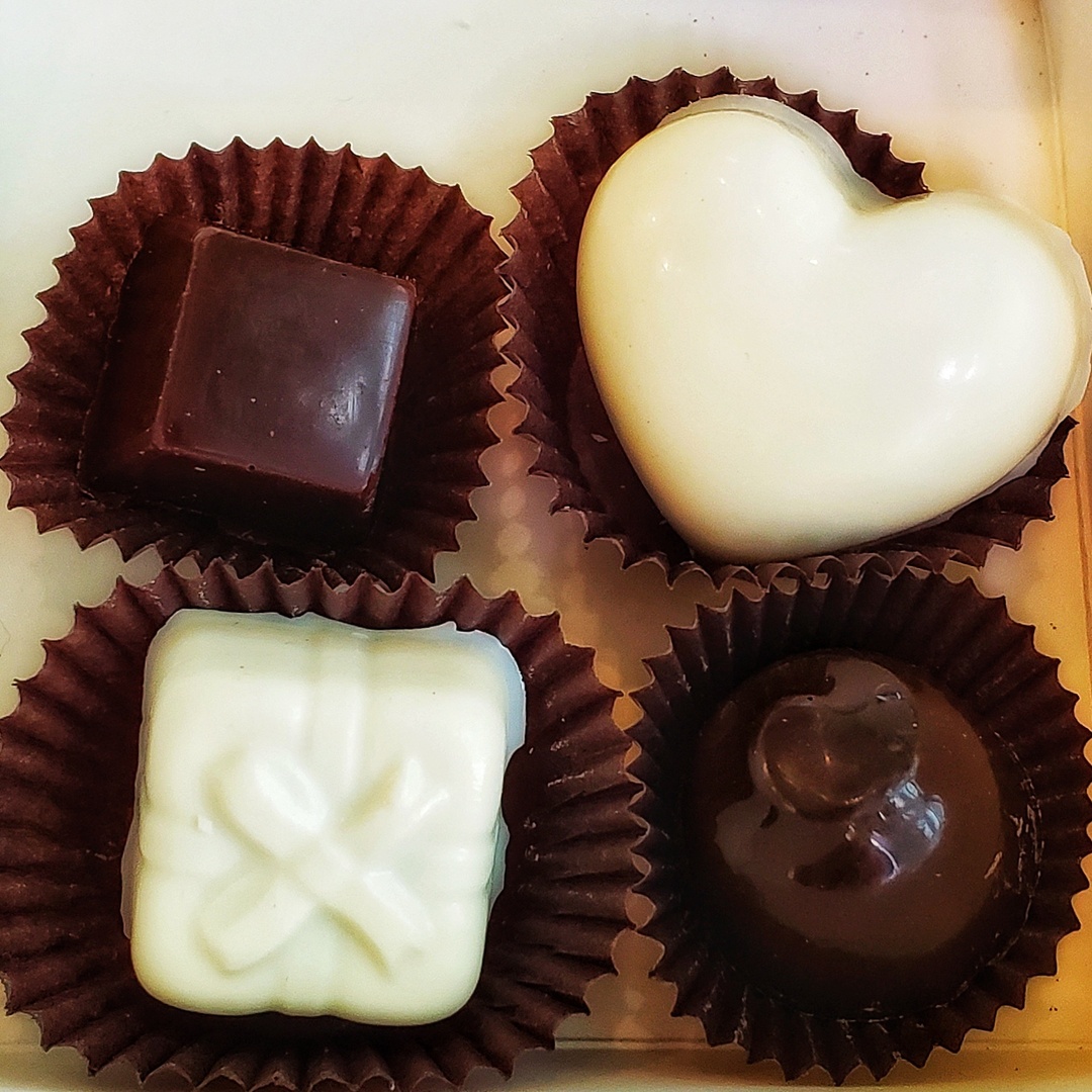 FairhavenInn's tweet photo. Calling all chocolate lovers! 
We hope you have your tickets ready for the annual Fairhaven Chocolate Walk tomorrow, February 12th, from 1 pm - 5 pm. Satisfy your sweet tooth, and visit us along with the 23 other participating businesses! https://t.co/e1BX7qKPJJ