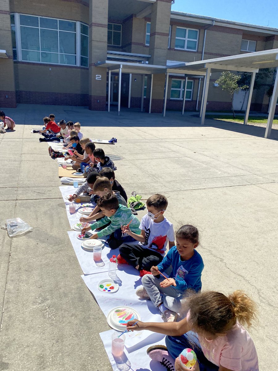 LadyCPowell's tweet photo. @ChampionElBears Our Kindergarten team took our science outdoors with painting paper plates and bottles to later create sound instruments. A nice break away from the classroom enjoying some warm FL sunshine ☀️ https://t.co/qJZb0iLwkd
