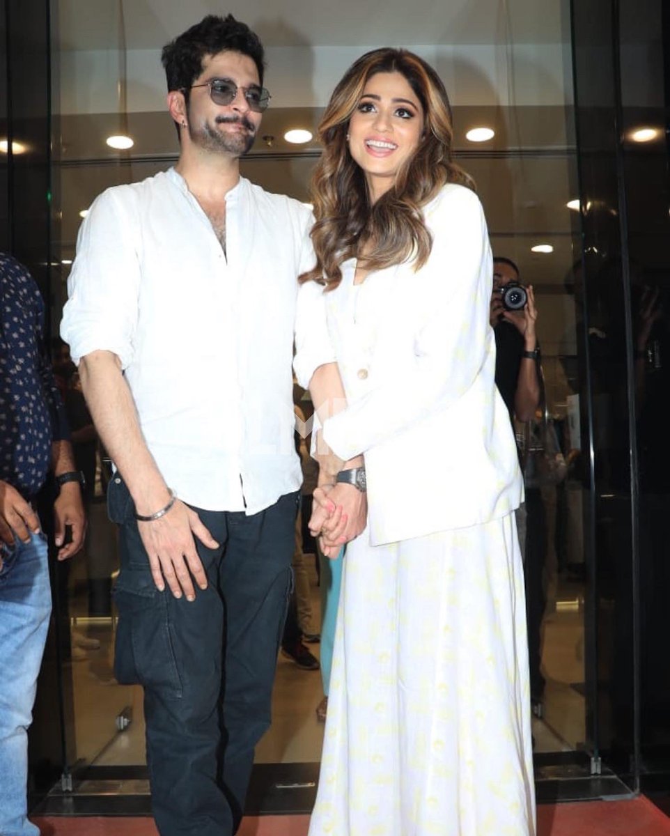 filmfare's tweet photo. Actor #ShamitaShetty was clicked with beau #RaqeshBapat in Andheri last evening. https://t.co/8LVgYQpvGk