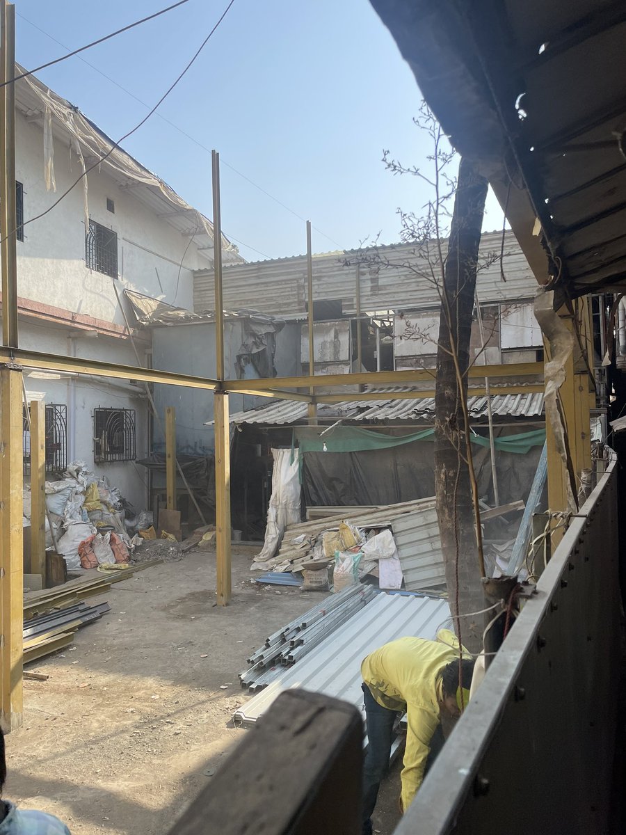 sahar_village's tweet photo. @mybmcWardKE @mybmc question - can you setup a rubber band packing factory- means off business without proper paper work ?! Approvals ?! Safety protocols ?! Who approves this and who is responsible for the safety of life for people staying around ?!??? https://t.co/fDf2bEaLaJ