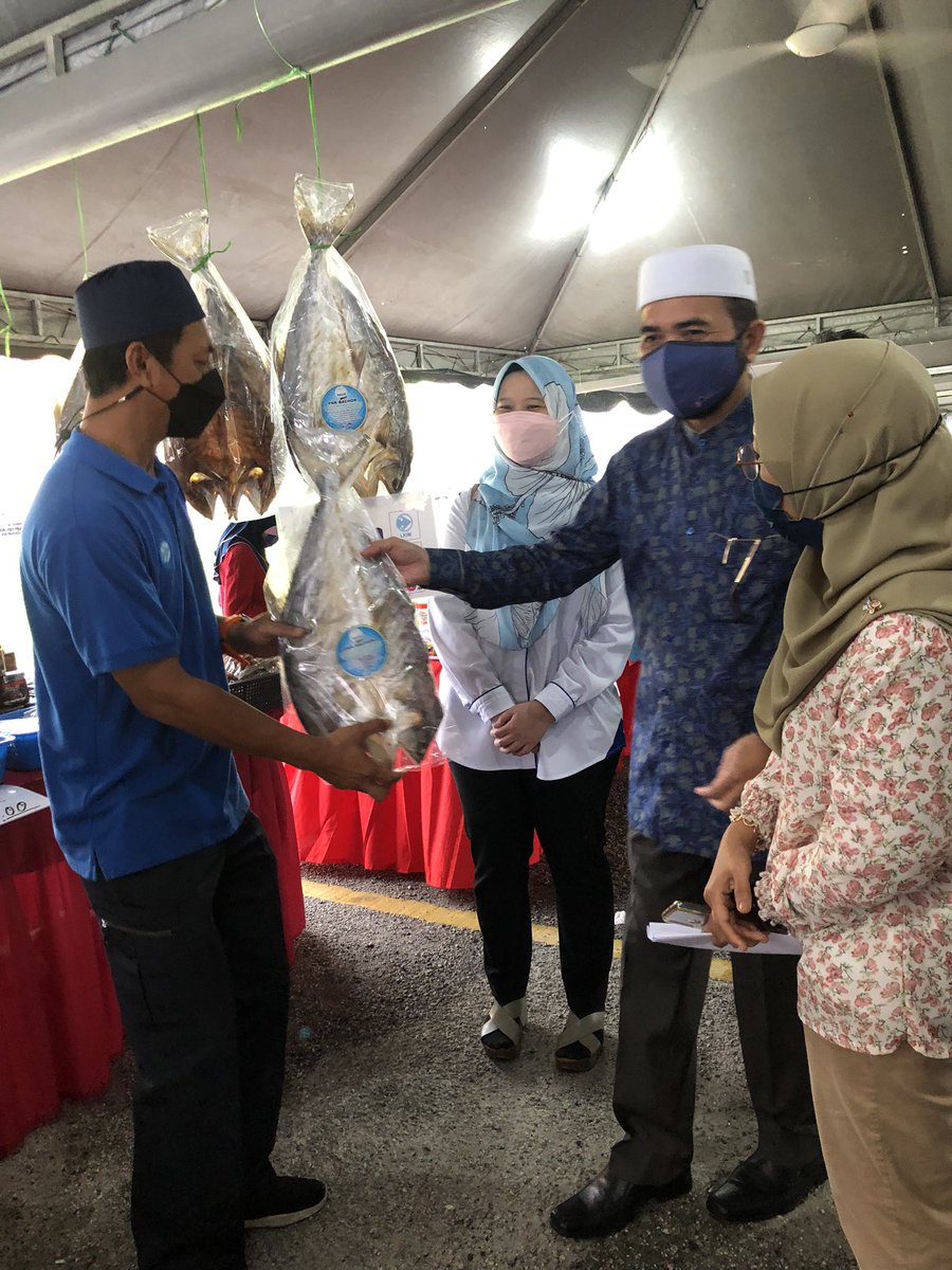 PNKBachok's tweet photo. 12 Feb 2022 | 10 Rejab 1443H | Sabtu 

YB DR. NIK MUHAMMAD ZAWAWI BIN HAJI SALLEH diiringi Ybrs. Pengarah LKIM Kelantan, Puan Khuzaimah Bt Husain melawat gerai jualan ikan segar dan produk perikanan PNK Bachok

🔥Talang Hot🔥 https://t.co/XsWhVcmC8w