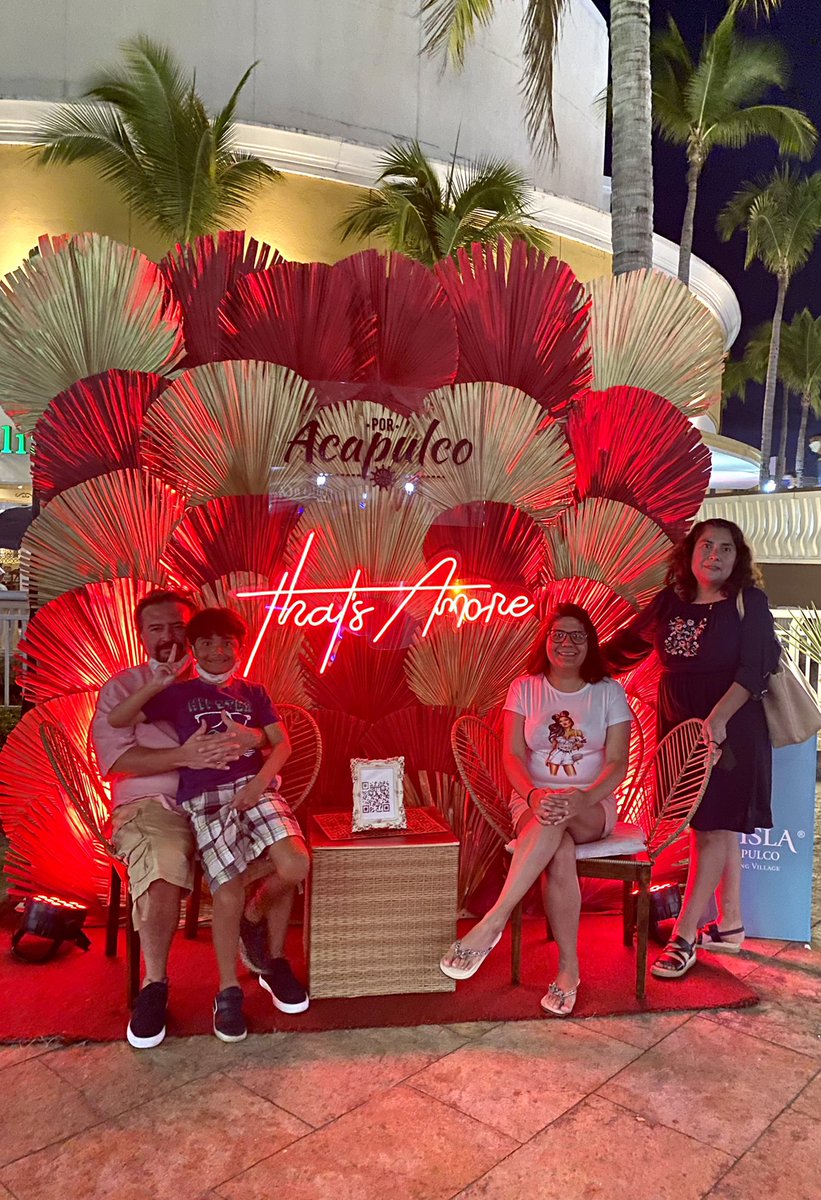 No pierdas la oportunidad de capturar momentos inolvidables con tu familia, amigos o pareja en nuestro set fotográfico; que estará disponible desde hoy viernes hasta el lunes 14 de febrero en La Isla Acapulco. ♥️✨ Sonríe, escanea el QR y etiquétanos. 📸😃 

<a href="/LaIslaAcapulco/">La Isla Acapulco</a>