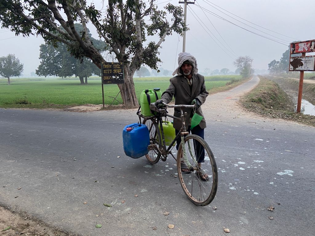 Basantrajsonu's tweet photo. उत्तर प्रदेश के हाथरस और एटा जिले में कुछ गांव ऐसे हैं जहां दाल या सब्जी बनाने के लिए भी दो से तीन किलोमीटर दूर से पानी लाना पड़ता है. 

यहां सुबह शाम सड़कों पर साईकिल-मोटरसाइकिल से पानी ले जाते लोग दिख जाएंगे. 

जानिए यहां की पूरी कहानी- 

https://t.co/TivPf4n1hJ https://t.co/M5x6bAHlUG