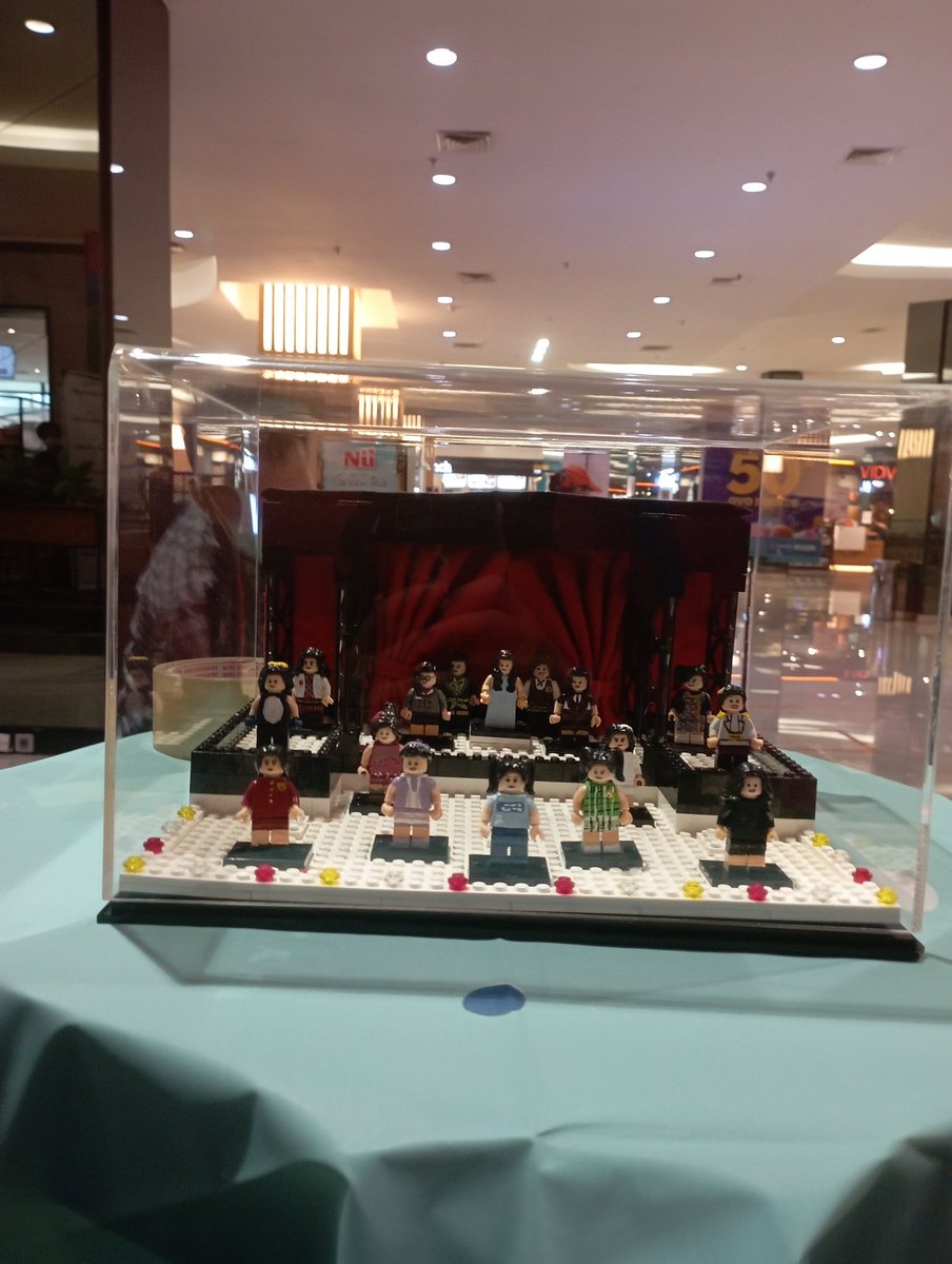 Salah satu hal menarik pada project offline Evelice X Kopi Kenangan adalah lego. Lego ini sebagai gambaran <a href="/Eve_JKT48/">Faisal</a> selama di JKT48. 

#LukisanTerakhir