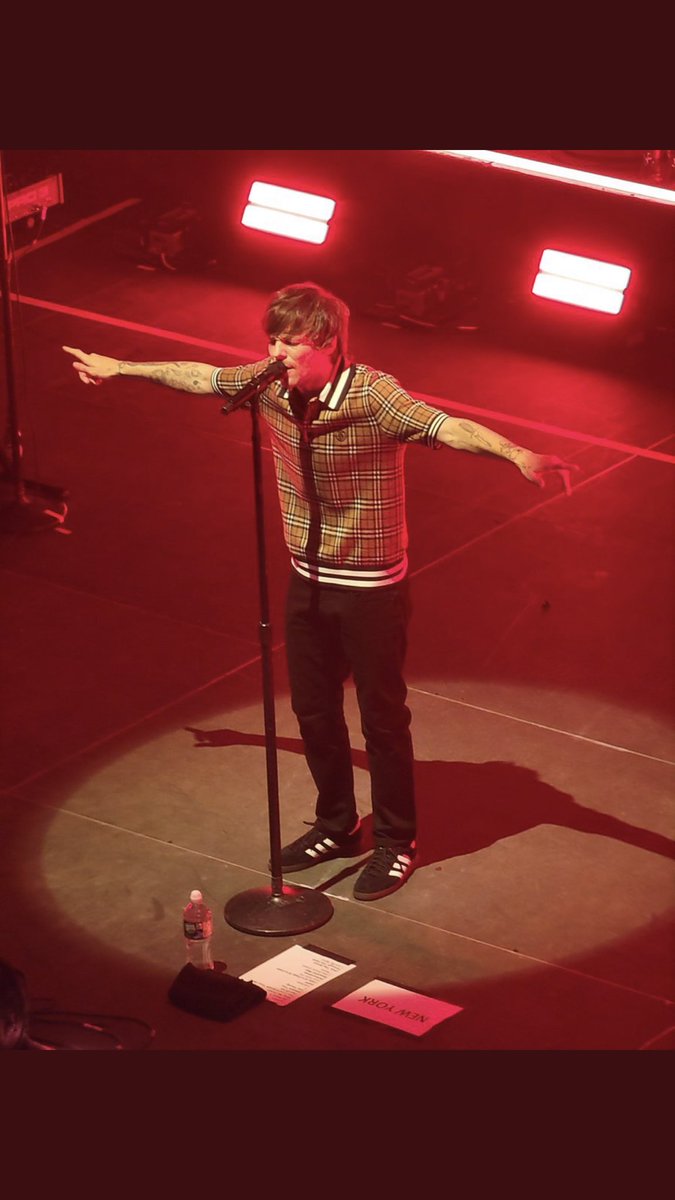 1DFandomAlert's tweet photo. |Pictures| 

Louis on stage at #LTWTNewYork! We hope everyone had a great time! https://t.co/I7a3xLsY8H