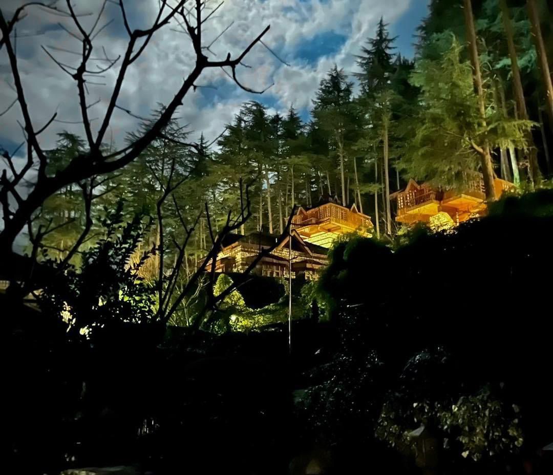 kailashathv's tweet photo. #Machans cosy 750 sq wooden space. Enjoy panoramic view of the Parvati river & Pirpanjal ranges with fresh hand beaten coffee with your ❤️ ..🎶 Humne dooniya se alag ..#Tourism #petfriendly #travel #nature #himachal #himalayas #hospitality #treehouse #IncredibleIndia https://t.co/52Ya4hV2ky