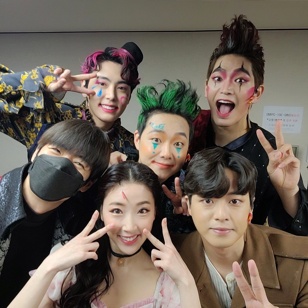 연극 <#환상동화>

🎪 #환상동화 #막공 #분장실_사진 📸

마지막 공연을 앞두고 있는 재윤, 윤문선 배우에게
많은 응원 부탁드립니다!!
저녁 막공을 앞둔 강상준, 마현진, 박선영 배우와 무대인사로 만날 손호영 배우에게도
많은 관심 부탁드립니다~

2021.12.12. - 2022.02.12.
국립극장 달오름