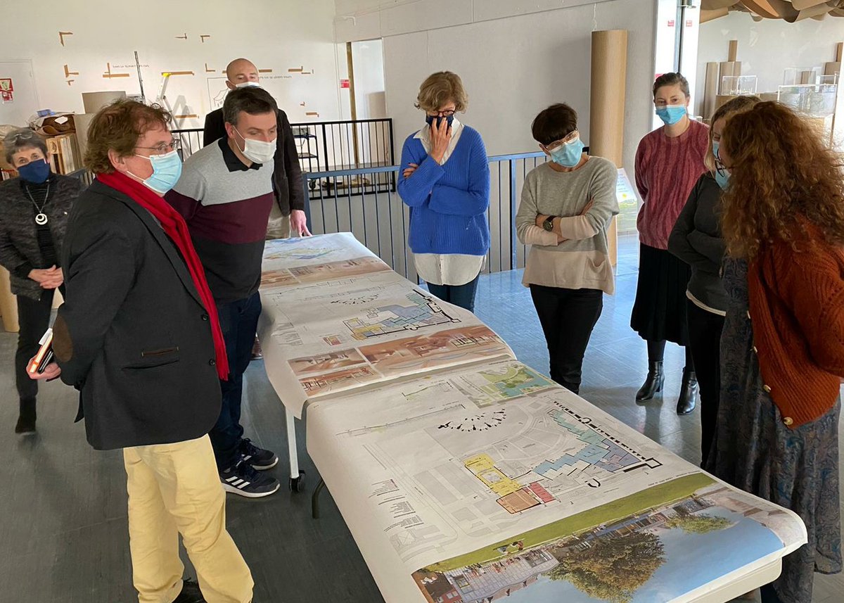 MichelMagniez's tweet photo. Mercredi, le maire-adjoint de #Beauvais @YMatura (Défi climatique, Transition énergétique) nous a reçus, élus &amp; agents de #SaintQuentin, pour une riche journée de travail sur le Dév. durable.
Merci aux élus et services de @villedebeauvais pour l'accueil, bravo pour vos actions ! https://t.co/HmKx38l0G8