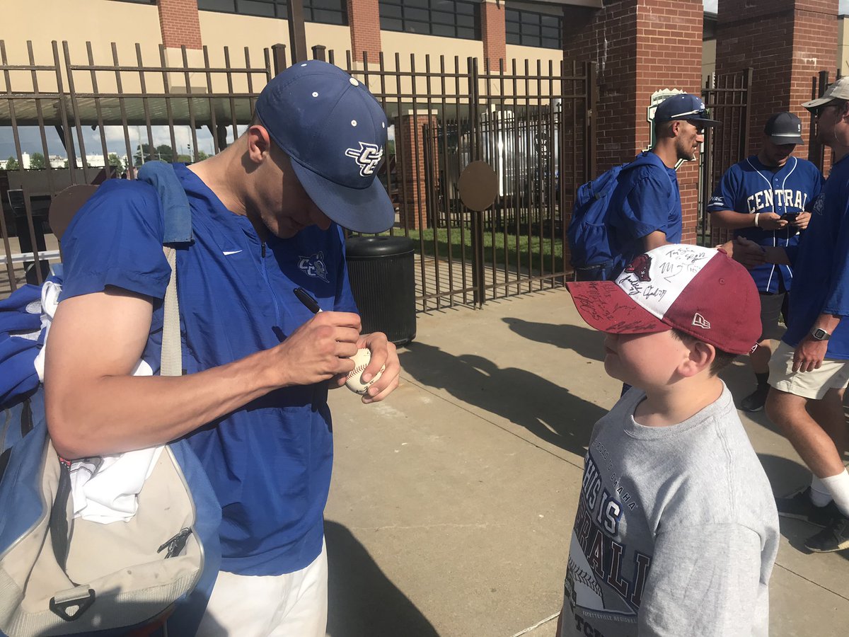 One of the best times <a href="/ccsubaseball/">CCSU Baseball</a> <a href="/SamLoda13/">Sam Loda</a> great hosts 2019 <a href="/RazorbackBSB/">Arkansas Baseball</a> hopefully we can get back there this year.