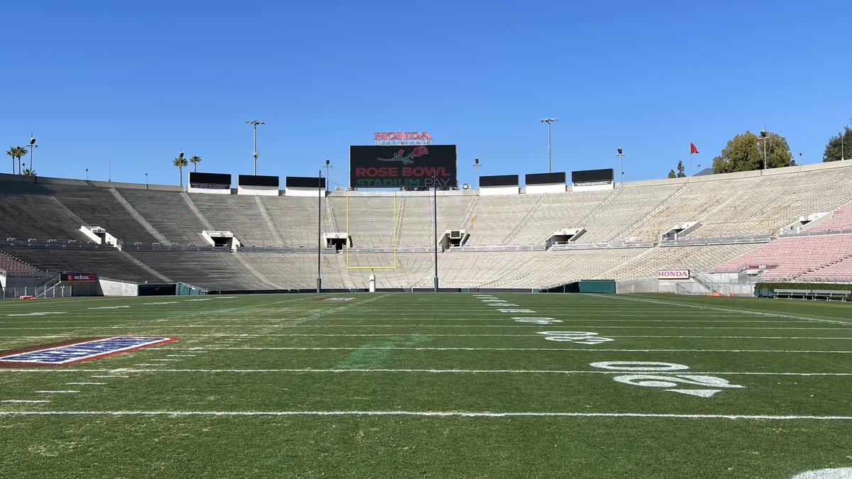 Adam_Russell5's tweet photo. Hardly home but always reppin’ @RoseBowlStadium @TurfgrassTiger #365ss #Slugger3GL https://t.co/6EiY4hbepR