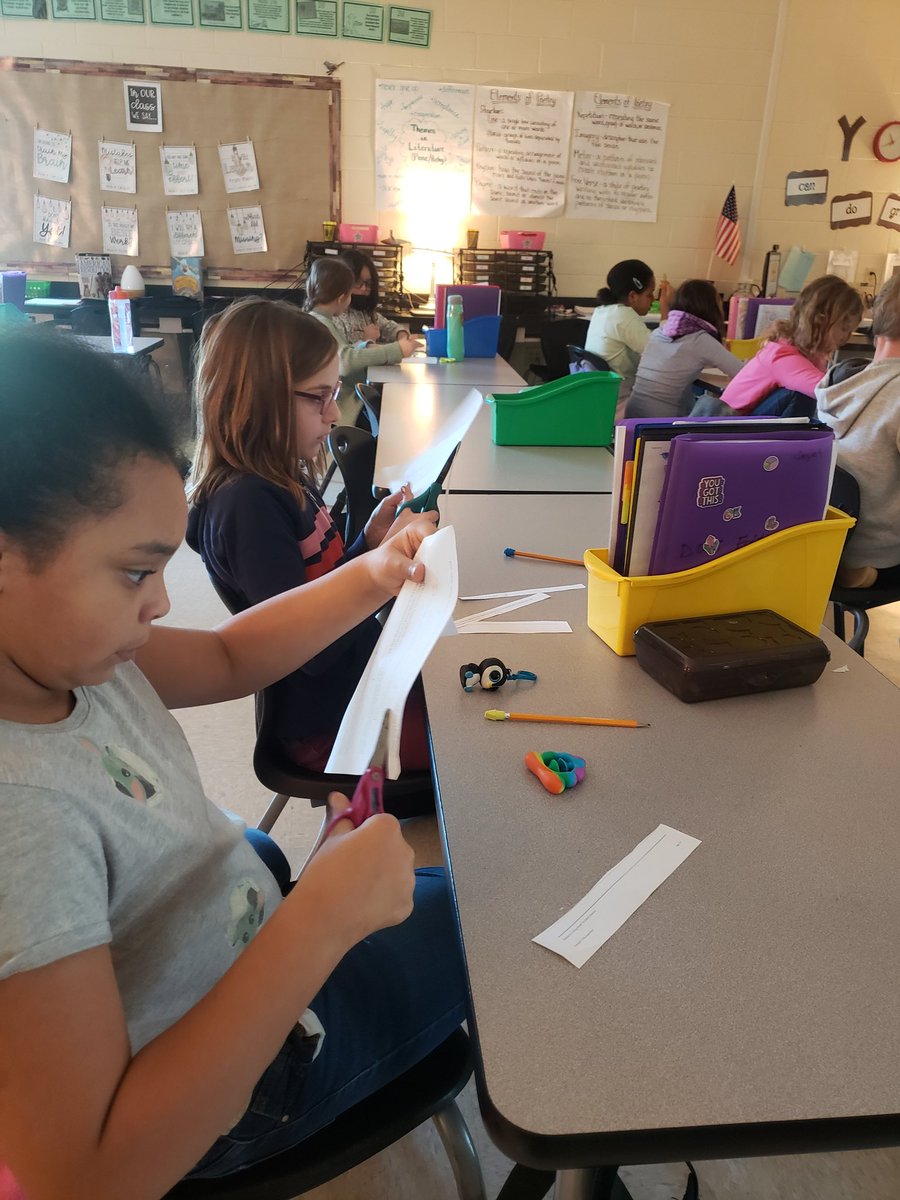 4thGradeEES's tweet photo. Fragment, run-on, and complete sentence sort...It's challenging, but they are working hard to identify and correct them. #eessoars https://t.co/0RZlFRj5g4