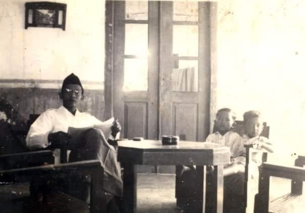 HIDJKSL's tweet photo. [utas]

KISAH K.H. BISRI MUSTOFA (AYAHANDA GUS MUS), MENGOREKSI KARYANYA SETELAH WAFAT

Suatu hari K.H. Musthofa Bisri (Gus Mus), putra Kiai Bisri Musthofa, pengasuh Pesantren Raudhatut Thalibin Rembang, Jawa Tengah, kedatangan seorang tamu dari Cirebon, Jawa Barat. https://t.co/NJv2UBsUuV
