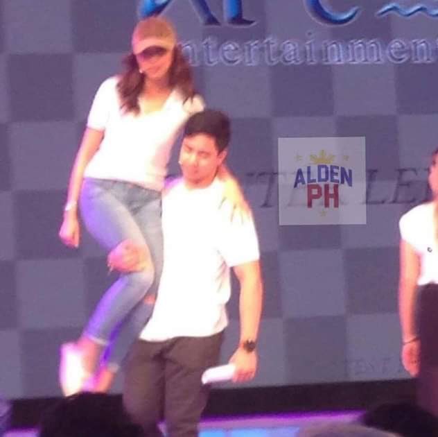 One hand

#ALDUBatADNforVivoPH
MAINExALDEN VlogWithStyle 
<a href="/mainedcm/">Maine Mendoza</a> 
<a href="/aldenrichards02/">Alden Richards</a>