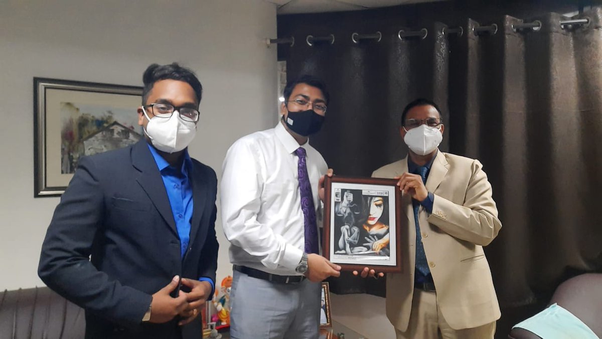 aaiblgairport's tweet photo. 1/2 ) Meeting with people gives us different perspective in Life.Met Two Doctors ,Dr. Rajesh Patnayak who presented his book "Khayalo ki Azadi"written along with Sh Yash Shaktavat:RJ to Airport Director. Published by Rostrum Publications,Belagavi.
@AAI_Official @rostrum_diaries https://t.co/fhndjvUwPy