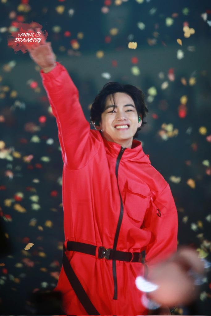 Aull87141944's tweet photo. I don't want your smile to disappear :( I love you taehyung😭😭 WE LOVE YOU TAEHYUNG https://t.co/vvYJ27VuXj