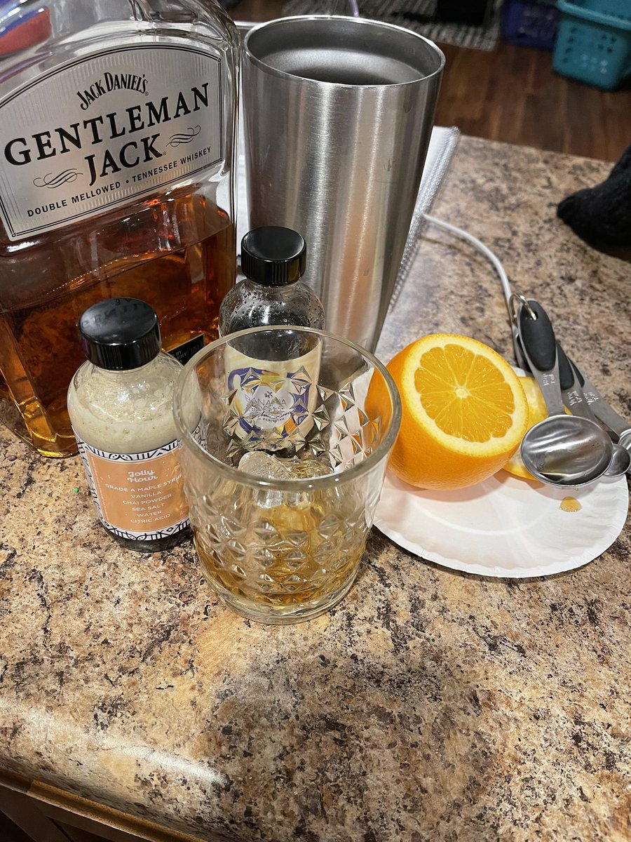 Having a great night with my friends from <a href="/EternalRoyals_/">Eternal Royals 👑</a> !! We are making all kids of tasty cocktails with our goodies from <a href="/jollyhourbox/">thejollyhour</a> 🥃🥳 

So lucky to have met such amazing people in the #NFTCommunity I appreciate you bringing us all together <a href="/thedopeart/">The Dope Art 📍Seattle WA</a>! #drinks #Royals
