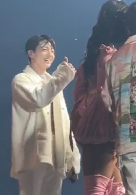 jksmilebot's tweet photo. this genre of pics > https://t.co/0InAjJzV6J
