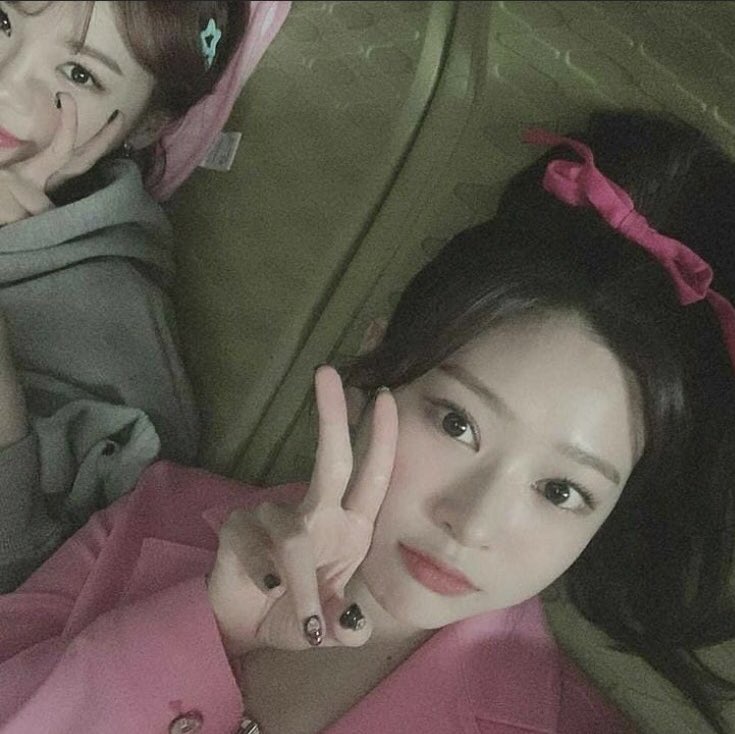 hourly2kim's tweet photo. #김채원 #김민주 #김김 
#kimchaewon #kimminju #2kim https://t.co/9BucXKRaJH