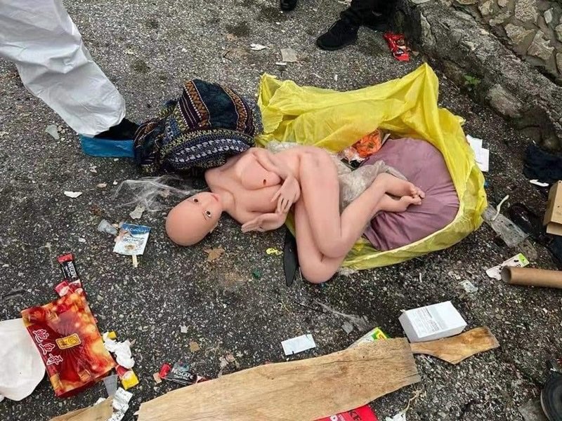 ข่าวนี้เหี้ยมาก มีคนพบห่อพลาสติกแน่นหน่าลักษณะคล้ายคนเลยโทรแจ้งตำรวจ ตร.และนิติเวชลงพื้นที่กั้นที่เกิดเหตุใหญ่โต แกะพลาสสติกออกมา แม่งอึ้งมาก 55555555555 มันคือตุ๊กตายาง 5555555 จัญไรรรร 5555555555555555555555555 อิคนเอามาทิ้งก็เหี้ยมาก 5555555555555555