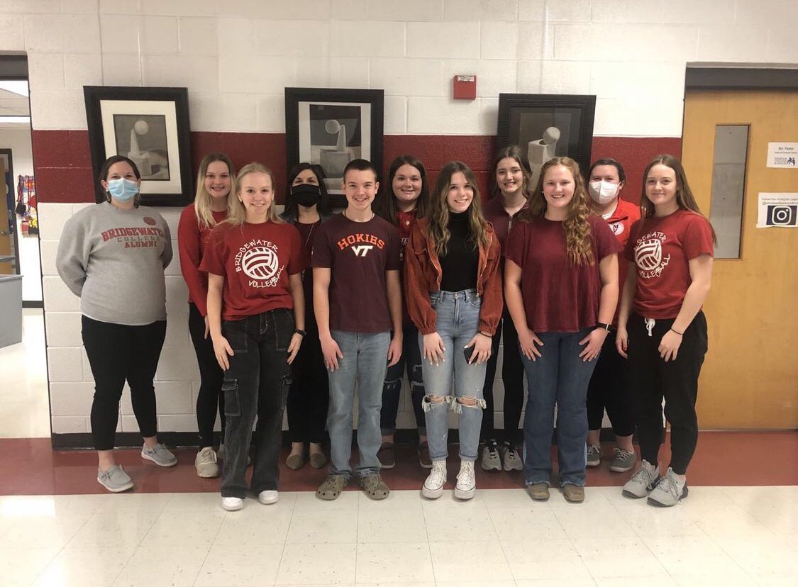 virginiafccla's tweet photo. This #FCCLAFriday, we are grateful for how the Mountain View High School #VAFCCLA chapter stood in solidarity with the Bridgewater College community after the recent tragedy there. Thank you for showing your support to those grieving, including #FCCLA advisers who are alumni. https://t.co/rVAfkfX54V