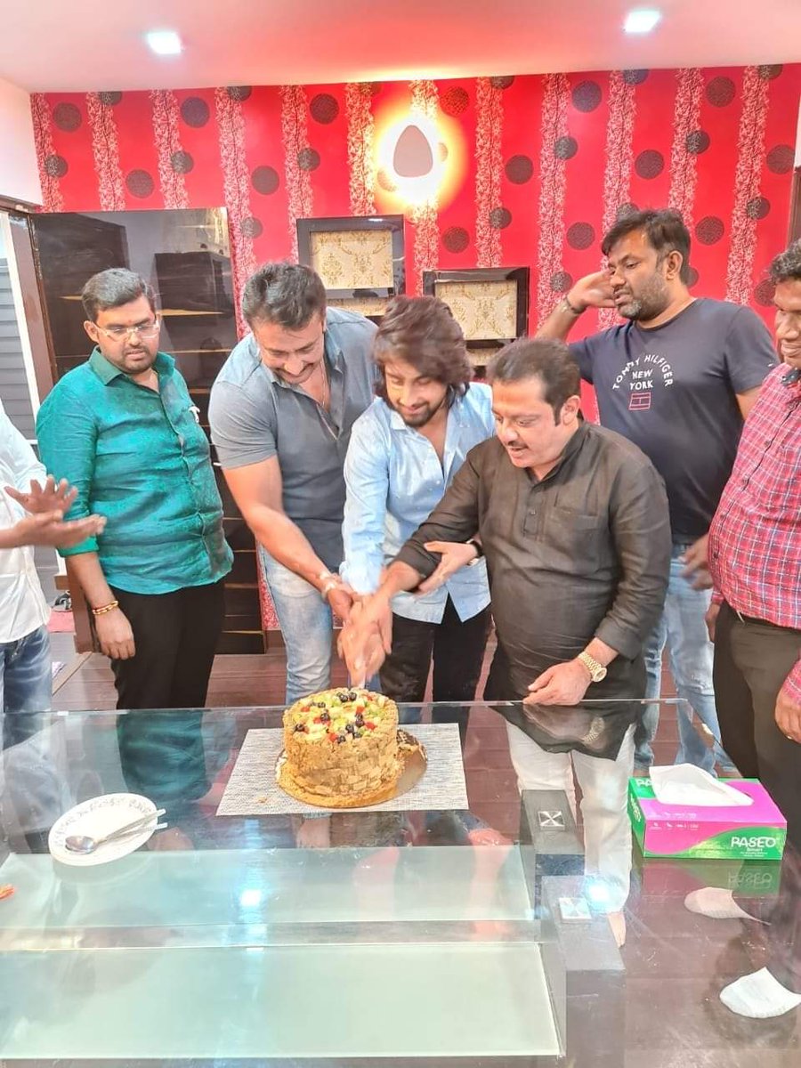 BDVTDBoss4's tweet photo. ⭐ 24 Hours Non-Stop Trend ⭐
💪ಇಂದು ಸಂಜೆ 6:00PM -- FEB 13th 6:00PM 💪 Bossism Forever ✊
@dasadarshan
#DBossBdayCDPTrendOnFeb12 #DBoss #Kranti #DFansGetReadyForTheTrend
#Abhinayabhupathidarshan https://t.co/jbOeGE0YYp