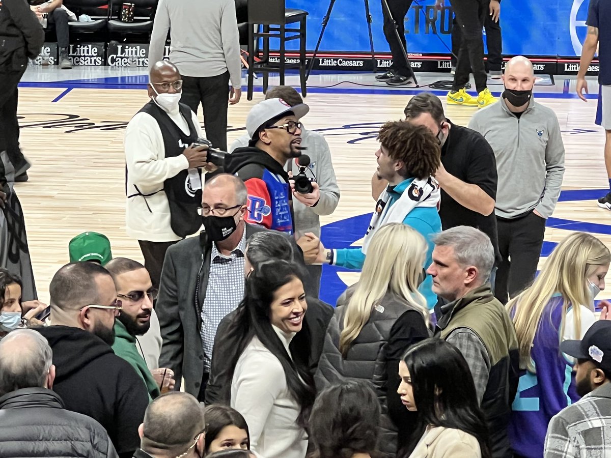 bink627's tweet photo. @JalenRose Good to see you rep the D tonight!  Go Blue!! https://t.co/4ydzGF0ph9