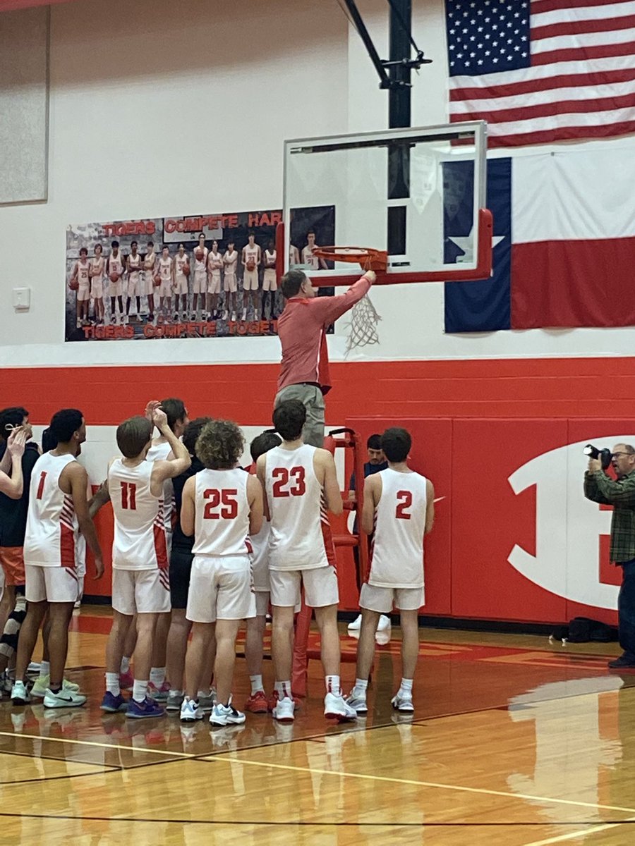 BeltonHS's tweet photo. 🎉🎉District Champions!! Cutting the Net!!!🎉🎉 https://t.co/WPTbDkintE