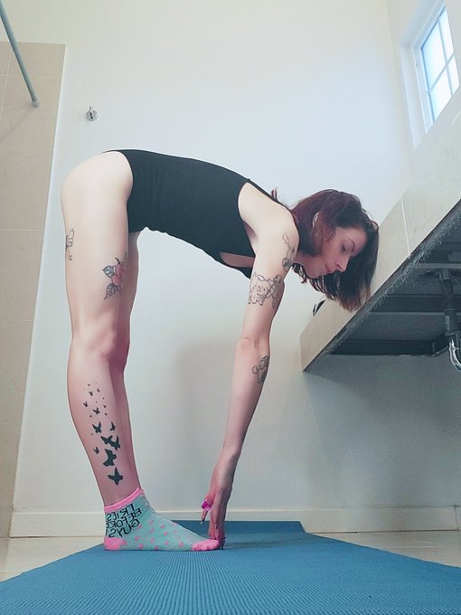 Stretching is important 💋 #FridayFeeling https://t.co/nCesYBTNP1<a href="/tag/fridayfeeling"class="tags">#FridayFeeling</a>