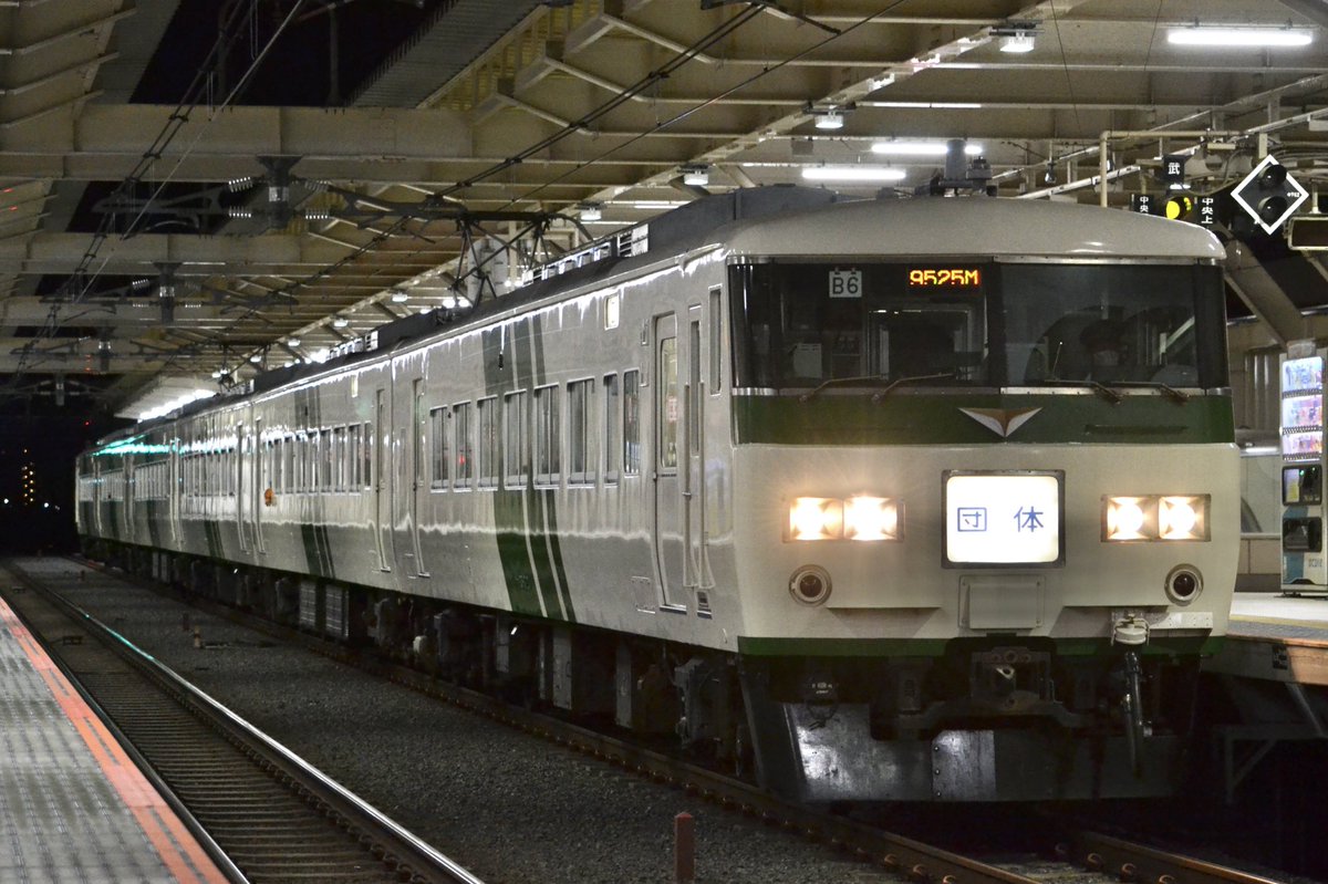 TAKATUKI_8181's tweet photo. 2022/1/30
① 回8274M 東武100系 107F(雅塗装)
特急スペーシア八王子きぬ(返却回送)
② 9525M 185系 B6編成
クラツー団臨(みやかいじ号)
@国立 https://t.co/ExSvsefzUs