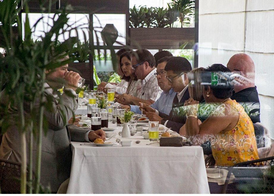 DanielUrresti1's tweet photo. El alcalde Muñoz también estuvo en este almuerzo. No sale en la foto nomás porque es fantasma. https://t.co/A6677BFEE6