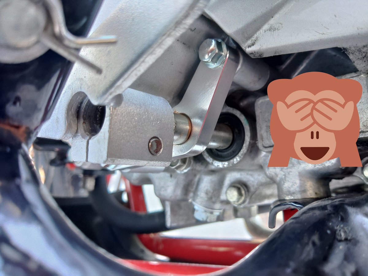 himmel_GSXR600's tweet photo. こないだ取り付けたチェンジロッドサポートが予想以上に交換あった。
ニュートラル出しやすいし、特にシフトダウンはカチッと入るから気持ちがいい。
#CFPOSH #JA10 https://t.co/iJyVasybBt