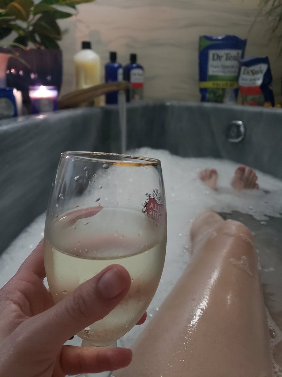 BarrMade's tweet photo. Traded my desk for the bath, and coffee for wine. https://t.co/H3VdxrHz1I