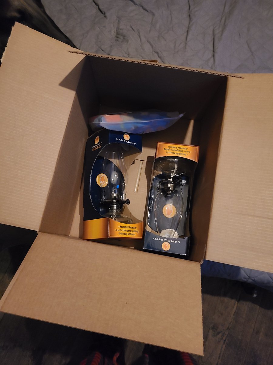 IdleHandsTweet's tweet photo. @amazon with the great packaging job. Glad my items didn't get destroyed but this is awful. https://t.co/B1w8lcEHU9