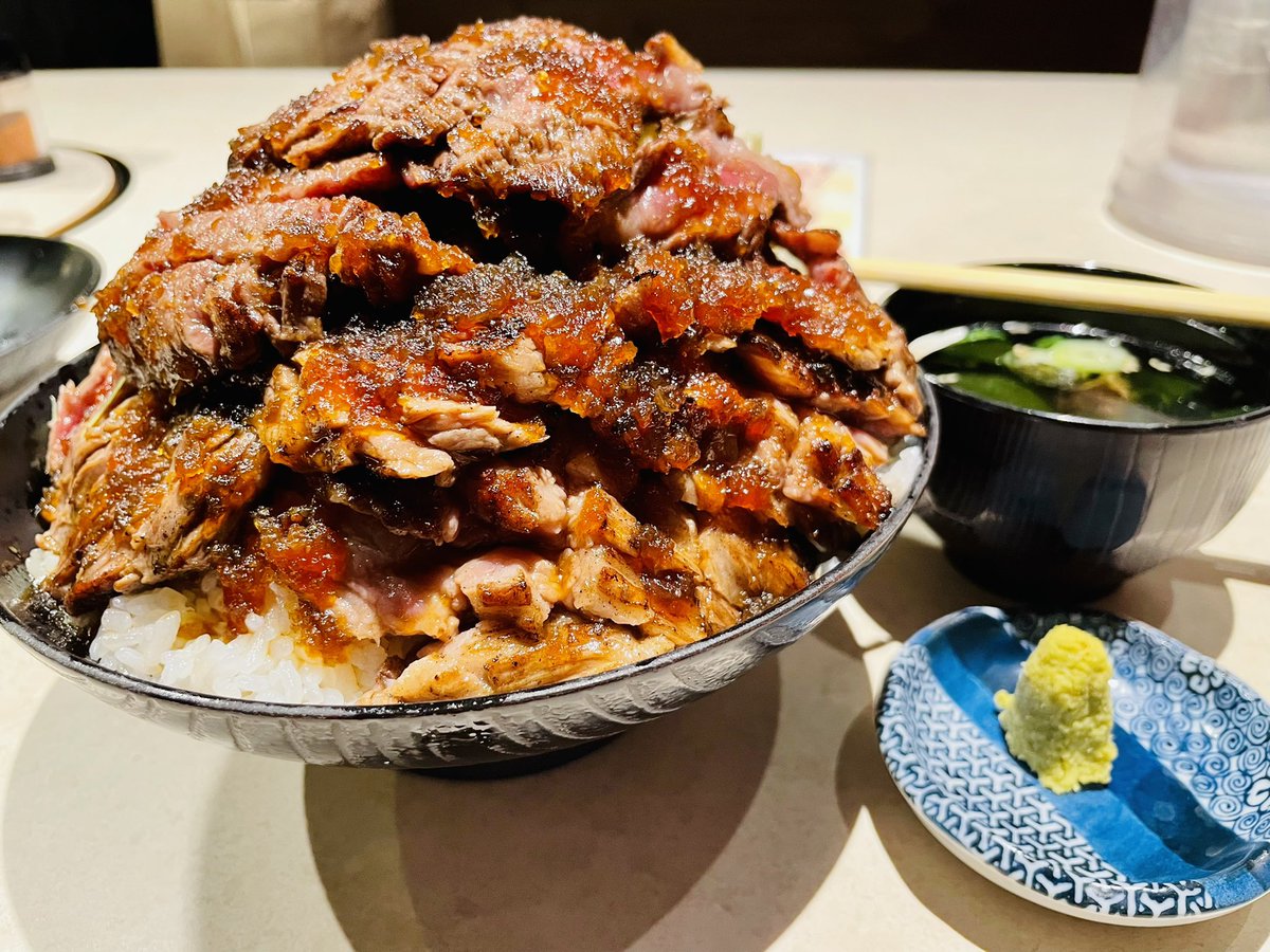 pierun's tweet photo. ステーキ丼特盛1,200円にありつけました！
肉300gにご飯700g
上品で旨味が強い佐賀牛を使っていて、タレは甘めのタマネギ醤油ダレ。
特盛ご飯がどんどんすすみます。
贅沢な気分になれるひとときでした😃✨
 #ニクゼン
#福岡
#ランチ https://t.co/dKxvwmqyUg