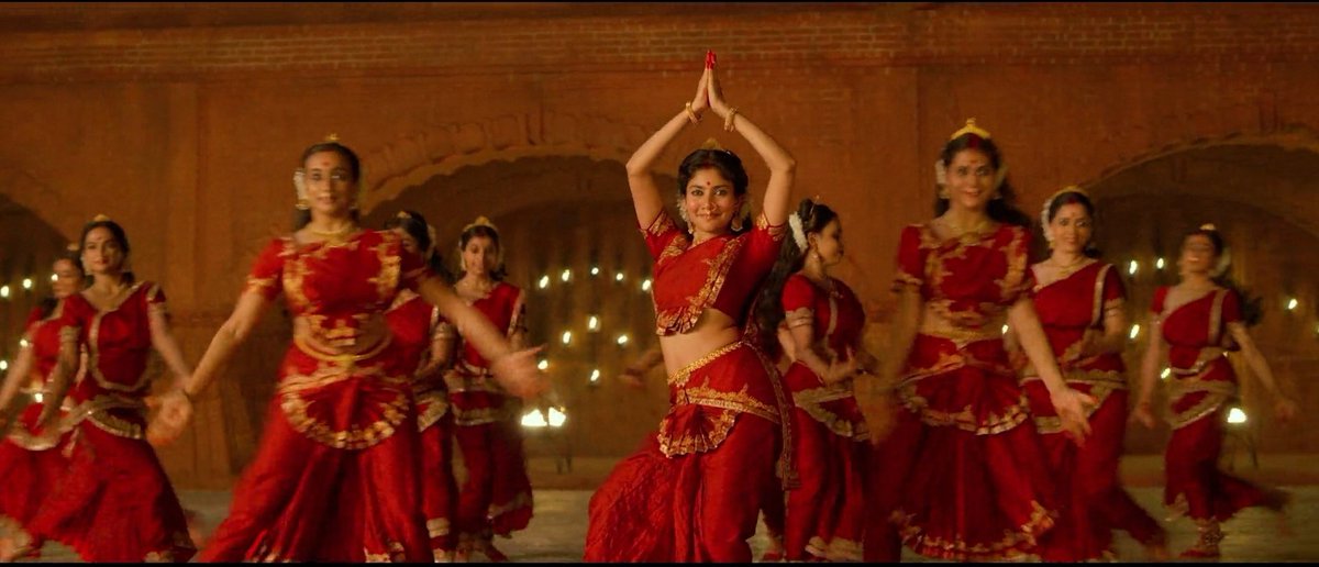 RJaiBalaji2's tweet photo. 50 Days celebration of #BlockBusterClassicSSR
The dialouges were🔥&amp; all the characters will be continue in audience heart forever💖🙏🏻
Esp🥰 @Sai_Pallavi92 her performance in #Pranavalaya song is sort of churning in my mind🥵 @Rahul_Sankrityn thxs for chosing  #SaiPallavi in #SSR https://t.co/S1UWcgsPJS