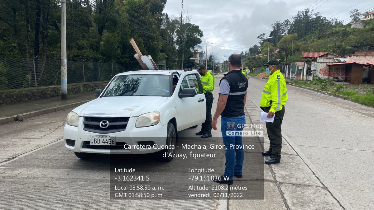DiegoGuerreroO5's tweet photo. Se realiza el control y seguridad vial en la avenida Girón-Pasaje, socializando las parada de buses Inter cantones e interprovinciales, con la colaboración de la Policía Nacional, CTE. https://t.co/tCnBMhVj47