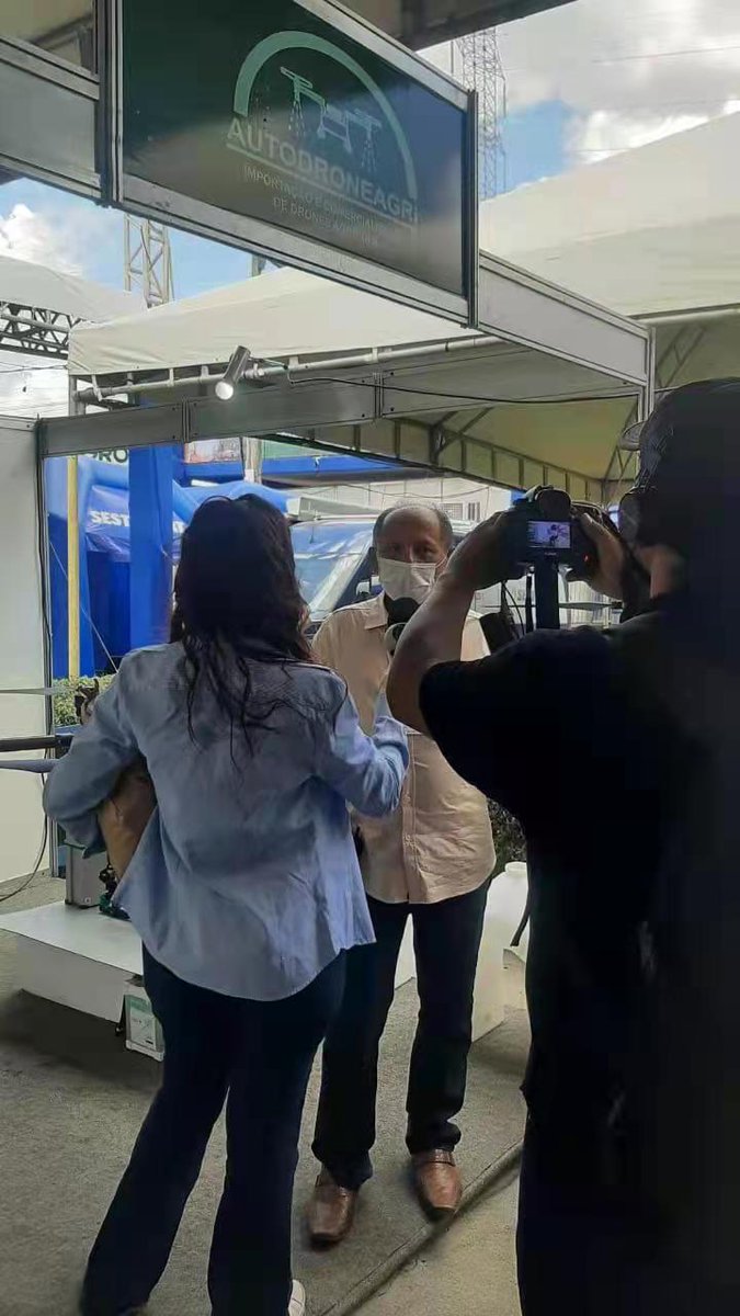 chufangagri's tweet photo. Cool!#Chufangagri Brazilian drone dealer interviewed by TV station.
#Brazil #uav #drone #drone #aerialdrones #pilotdron
#aero #agridrone #campo https://t.co/IqYosNnCwT